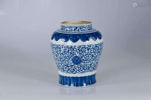 CHINE, XVIIIe siècle. Jarre en porcelaine à base cintré