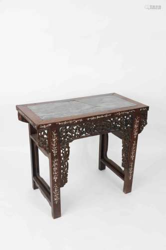 CHINE, XIXe siècle. Importante console en bois sculpté.