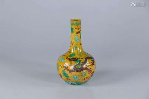 CHINE, Marque et époque Jiaqing. Vase en porcelaine mon