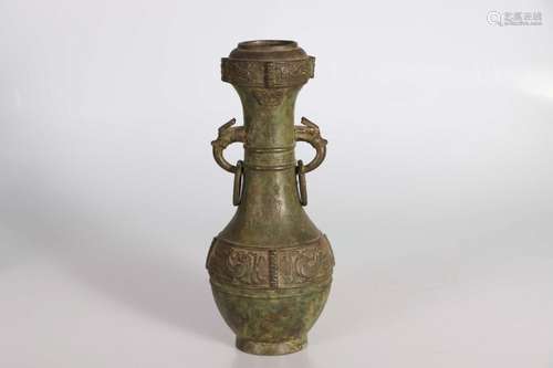 CHINE, XIXe siècle. Vase en bronze dans le style archaï