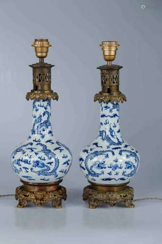 (2) CHINE, XIXe siècle. Paire de vases en porcelaine bl