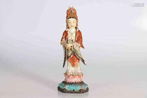 CHINE, XIXe siècle. Statuette en porcelaine polychrome