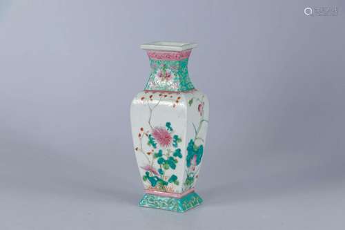 CHINE, XIXe . Vase pansu en porcelaine et émaux de la f