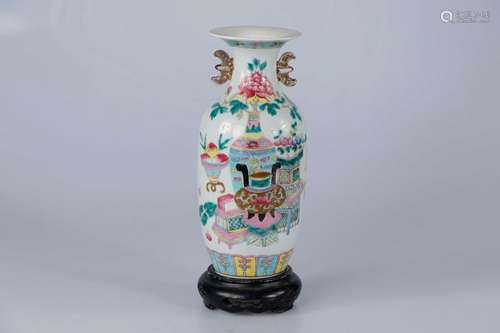 CHINE, Fin du XIXe siècle. Vase balustre en porcelaine