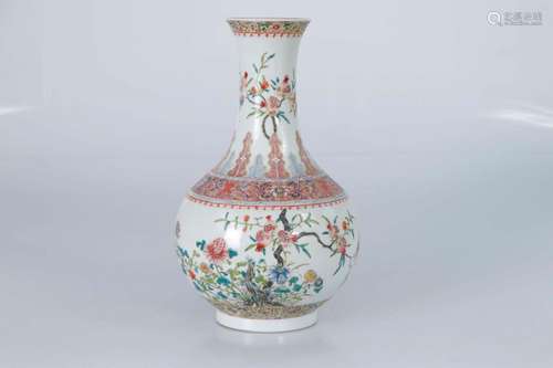 CHINE, Période République. Vase en porcelaine. De forme