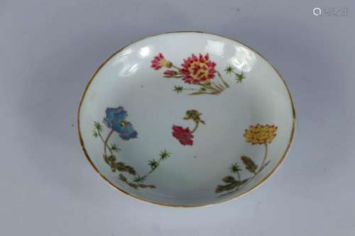 CHINE, Vers 1900. Coupe en porcelaine à décor floral po