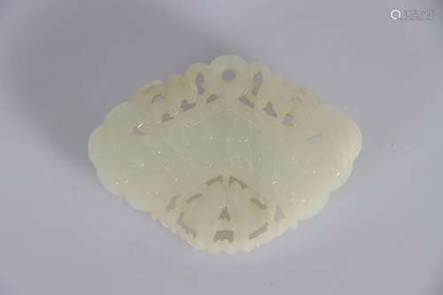 CHINE, XIXe siècle. Médaillon en jade sculpté prenant l