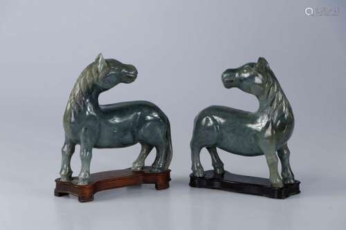 (2) CHINE, XXe siecle. Paire de chevaux en jade gris re