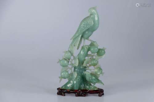 CHINE, XXe siècle. Groupe en jadéite sculptée. H : 26 c