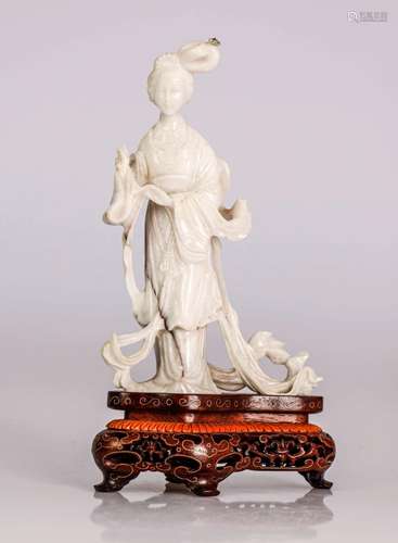 CHINE, XXe siècle. Statuette d'élégante en jadéite, rep