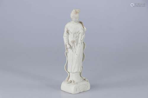 CHINE, XXe siècle. Statuette de Guanyin en biscuit. Ell