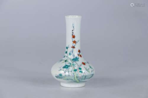 CHINE, XXe siècle. Vase miniature en porcelaine de form