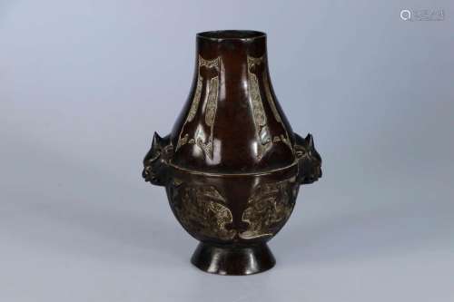 CHINE, Vers 1900. Vase en bronze, la panse piriforme, p