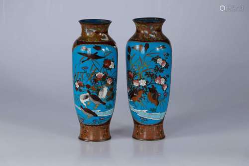 (2) JAPON, vers 1900. Paire de vases en cuivre et émaux
