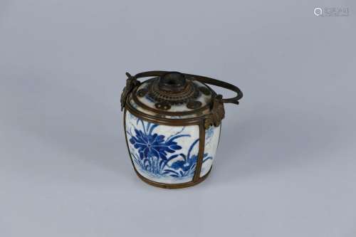 *VIETNAM, XIXe siècle. Pipe à eau en porcelaine "Bleu d