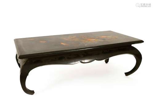 *THANH LAP, XXe siècle. Elégante table basse en bois la