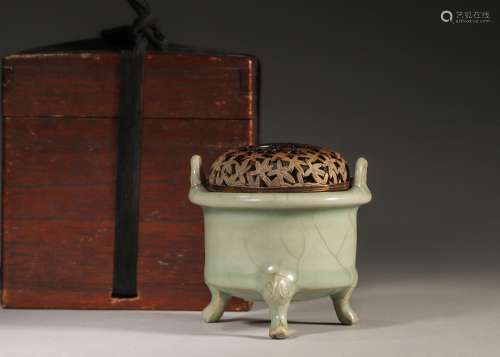 A Longquan kiln porcelain double-eared censer,Yuan Dynasty,C...