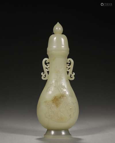 A flower patterned double-eared jade vase,Qing Dynasty,China