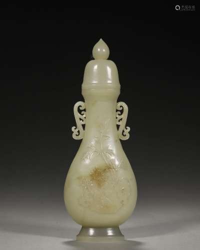 A flower patterned double-eared jade vase,Qing Dynasty,China