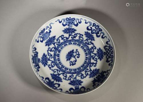 A blue and white interlocking lotus porcelain plate,Qing Dyn...