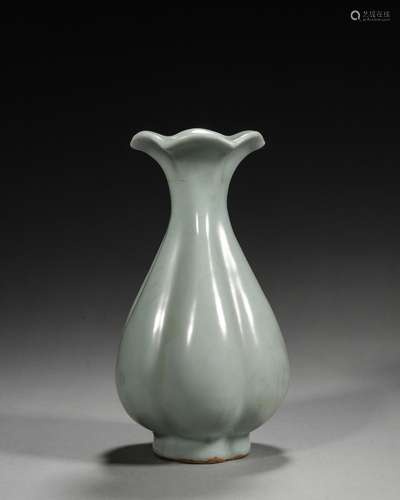 A Longquan kiln porcelain vase,Song Dynasty,China