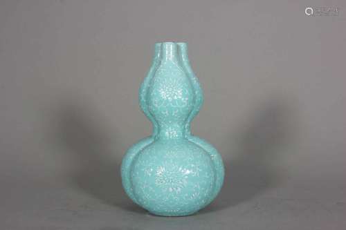 A turquoise glaze white flower porcelain gourd-shaped vase,Q...