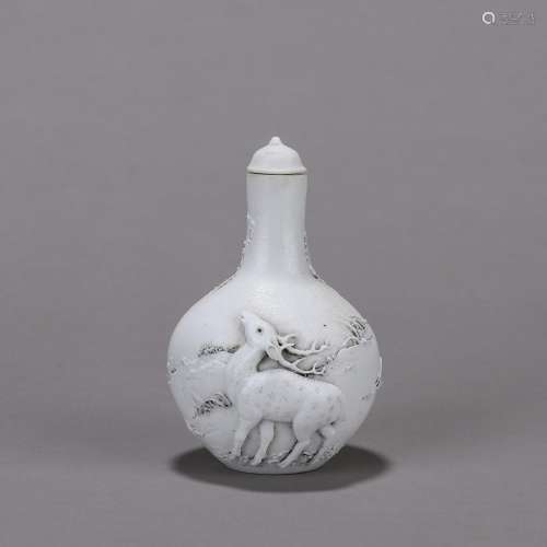 A deer carved porcelain snuff bottle,Qing Dynasty,China