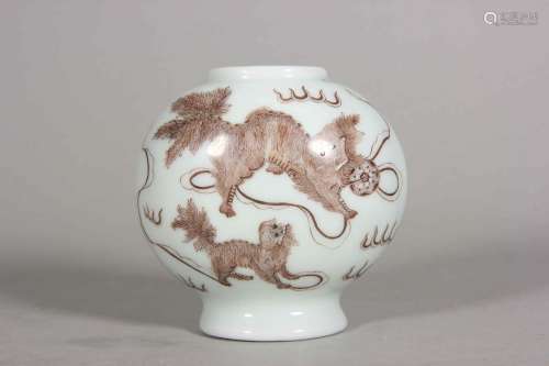 A lion painted porcelain vase,Qing Dynasty,China