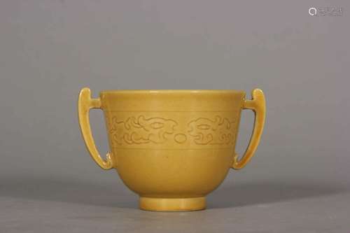 A dragon carved yellow glaze porcelain double-eared cup,Qing...