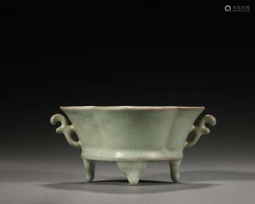 A Longquan kiln porcelain begonia shaped censer,Song Dynasty...