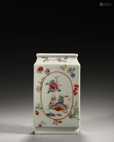 A famille rose flower porcelain vase,Qing Dynasty,China