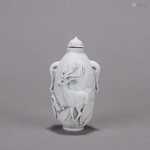 A deer carved porcelain snuff bottle,Qing Dynasty,China