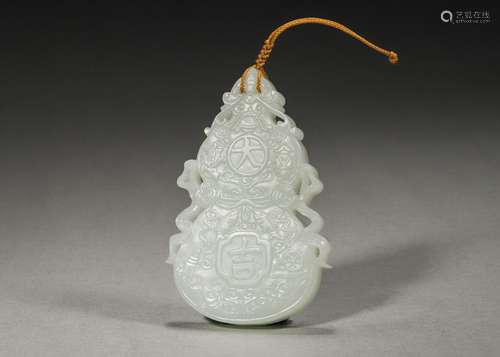 A gourd shaped jade pendant,Qing Dynasty,China