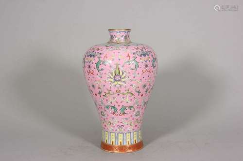 A pink ground interlocking flower porcelain meiping,Qing Dyn...