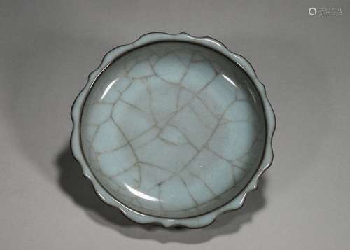 A Ge kiln porcelain flower shaped plate,Song Dynasty,China