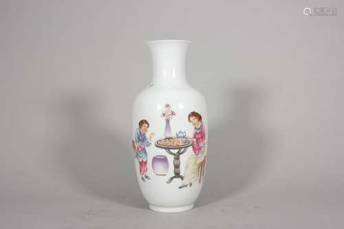 An enamel figure porcelain lantern-shaped vase,Qing Dynasty,...