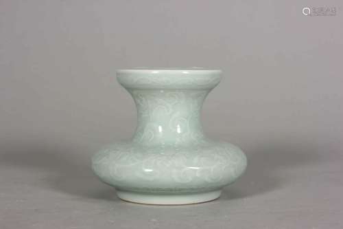 An interlocking flower carved celadon glaze porcelain vase,Q...