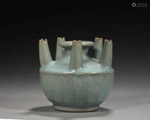 A Longquan kiln porcelain jar,Song Dynasty,China