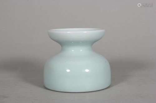 A celadon glaze porcelain pot,Qing Dynasty,China