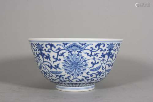 A blue and white interlocking flower porcelain bowl,Qing Dyn...