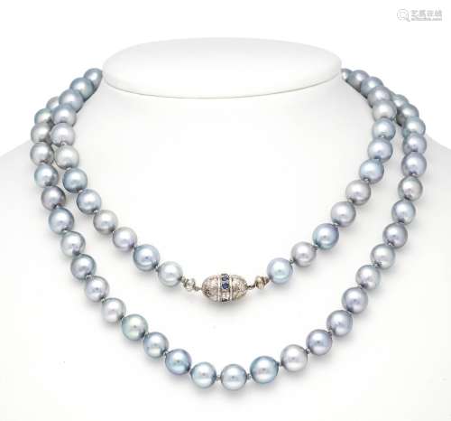 Pearl necklace with box clasp