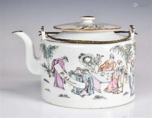 A Famille Rose Teapot Tongzhi Mark, 19thC