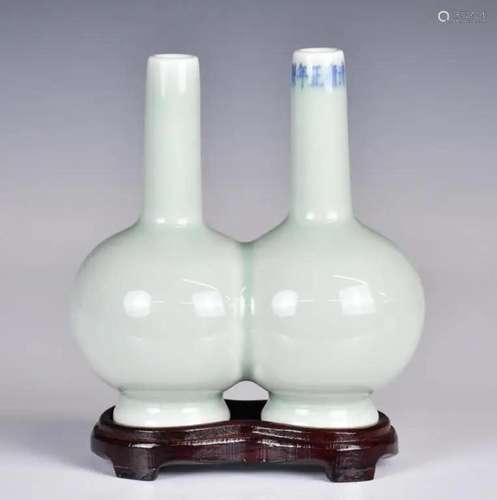 A Celadon Glaze Conjoined Tianqiu Vase