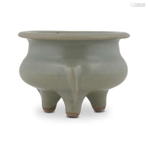 A SMALL CELADON TRIPOD CENSER青釉小三足炉