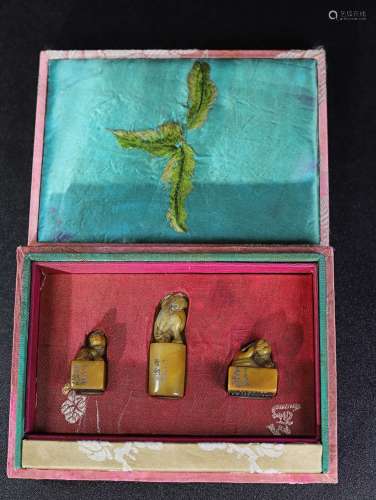 旧藏珍品布盒装纯手工雕刻寿山石印章3个小兽件