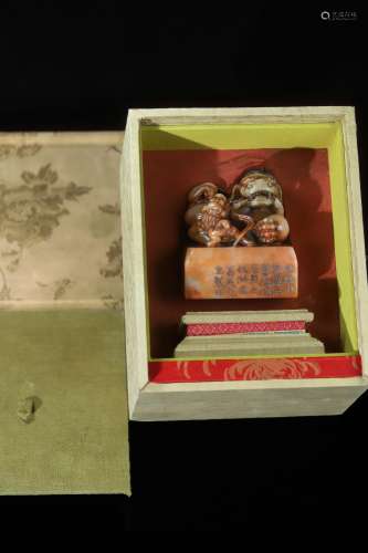 旧藏珍品布盒装纯手工雕刻寿山石印章子母兽，母子情深