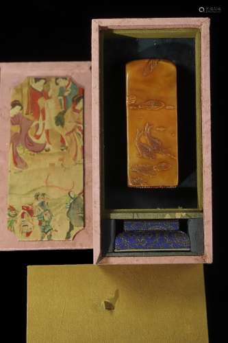 旧藏珍品布盒装纯手工雕刻寿山石印章年年岁岁图