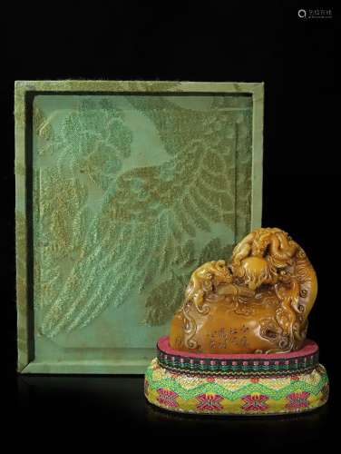 旧藏珍品布盒装纯手工雕刻寿山石印章三龙戏珠