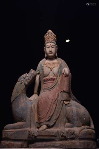 木雕彩绘骑兽菩萨坐像。