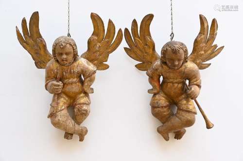 A pair of decorative angels in gilded wood (h 53cm)